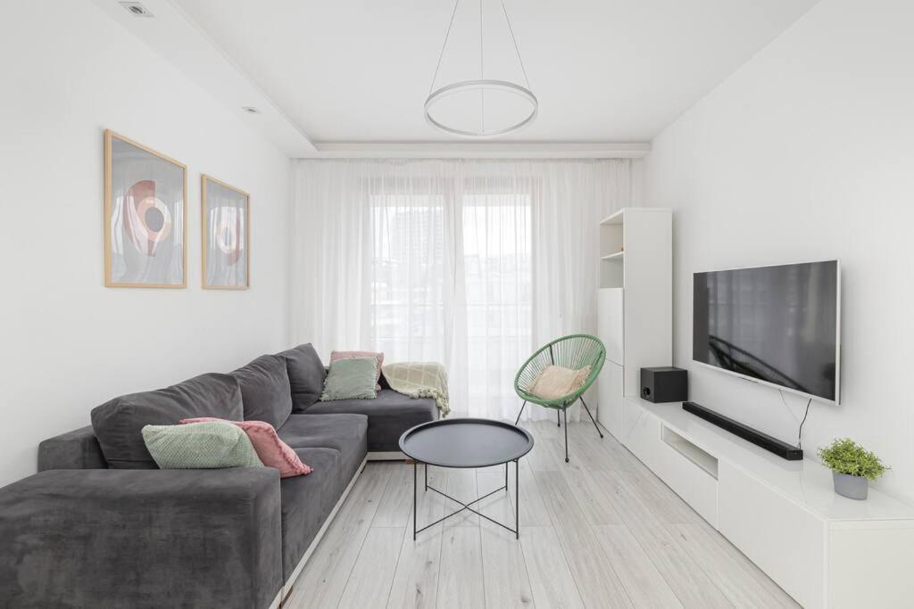 Ecru 1-bedroom With Parking And Balcony Apartament *
