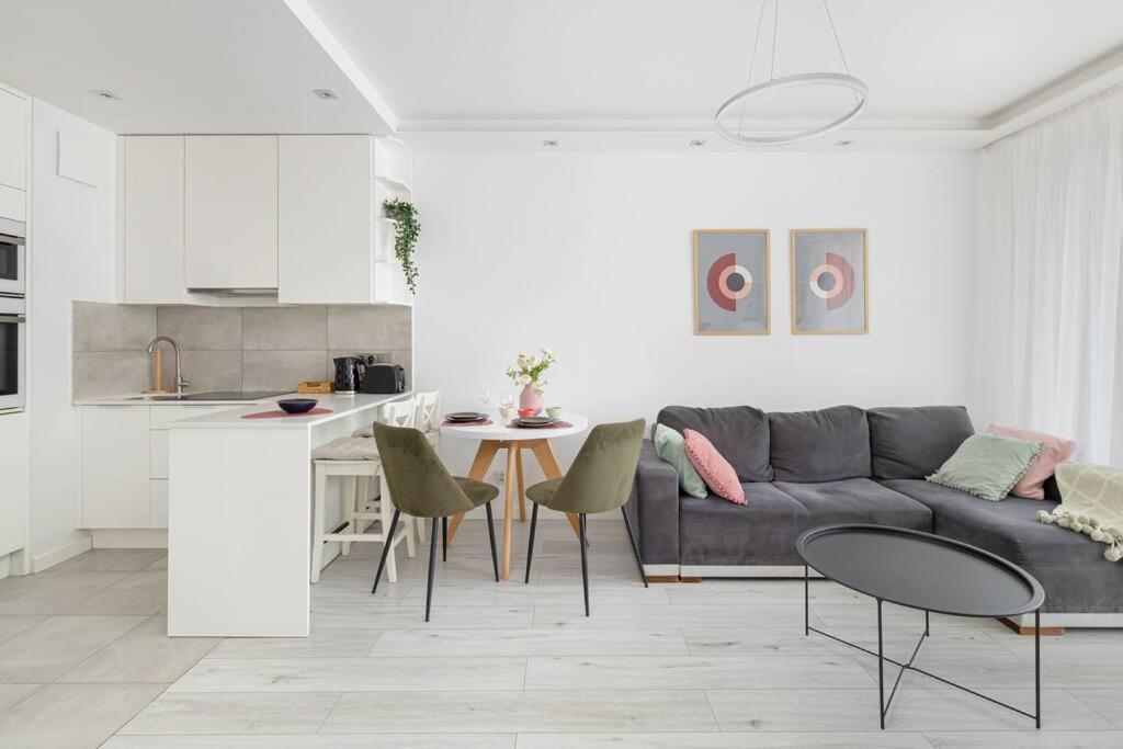 Ecru 1-bedroom With Parking And Balcony