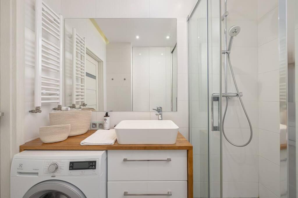 Ecru 1-bedroom With Parking And Balcony *