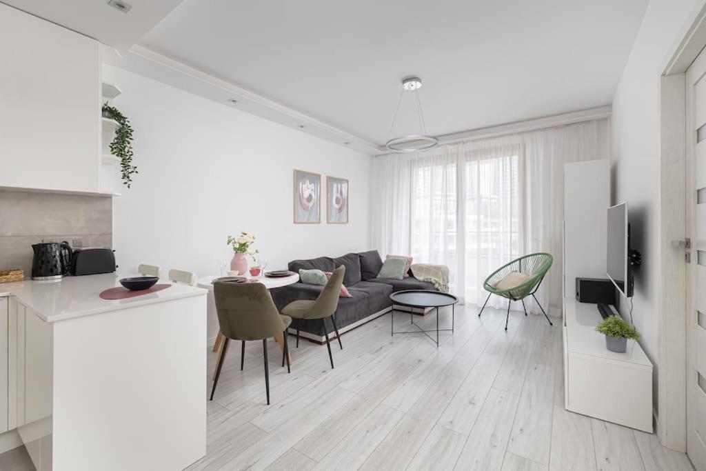 Ecru 1-bedroom With Parking And Balcony